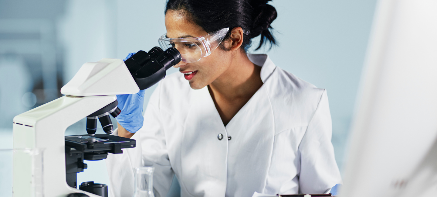 Vrouwelijke onderzoeker - Microscoop - Onderzoek