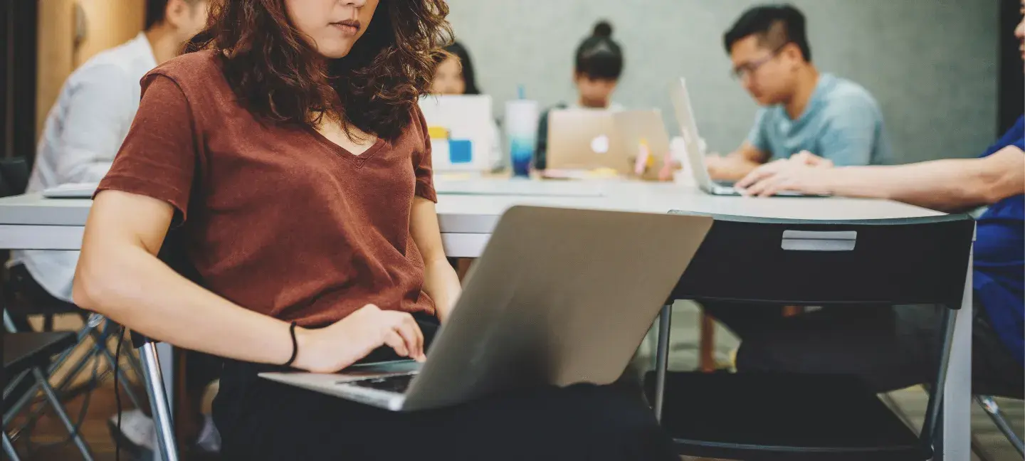 Vrouw met laptop - Freelance - Freelancer