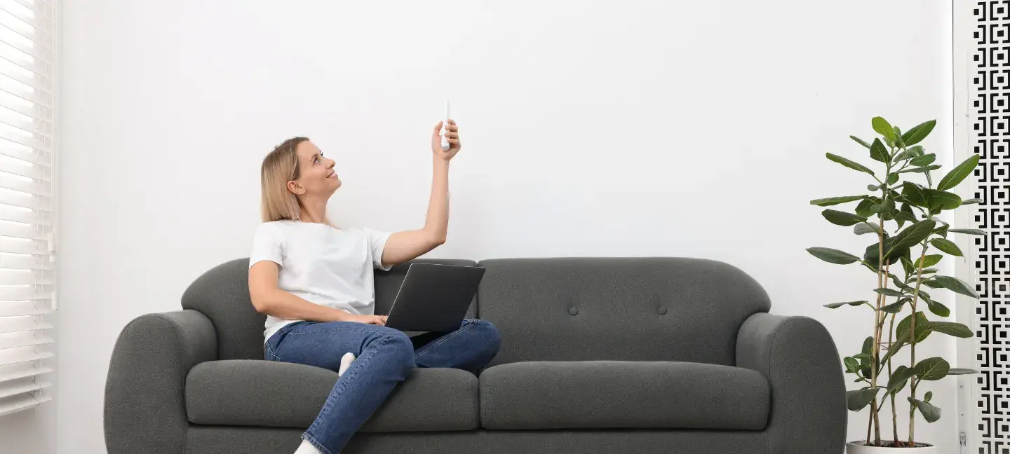 Koeling woning - Vrouw op laptop