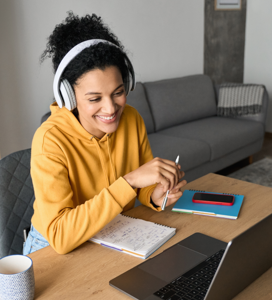 Vrouw die webinar volgt