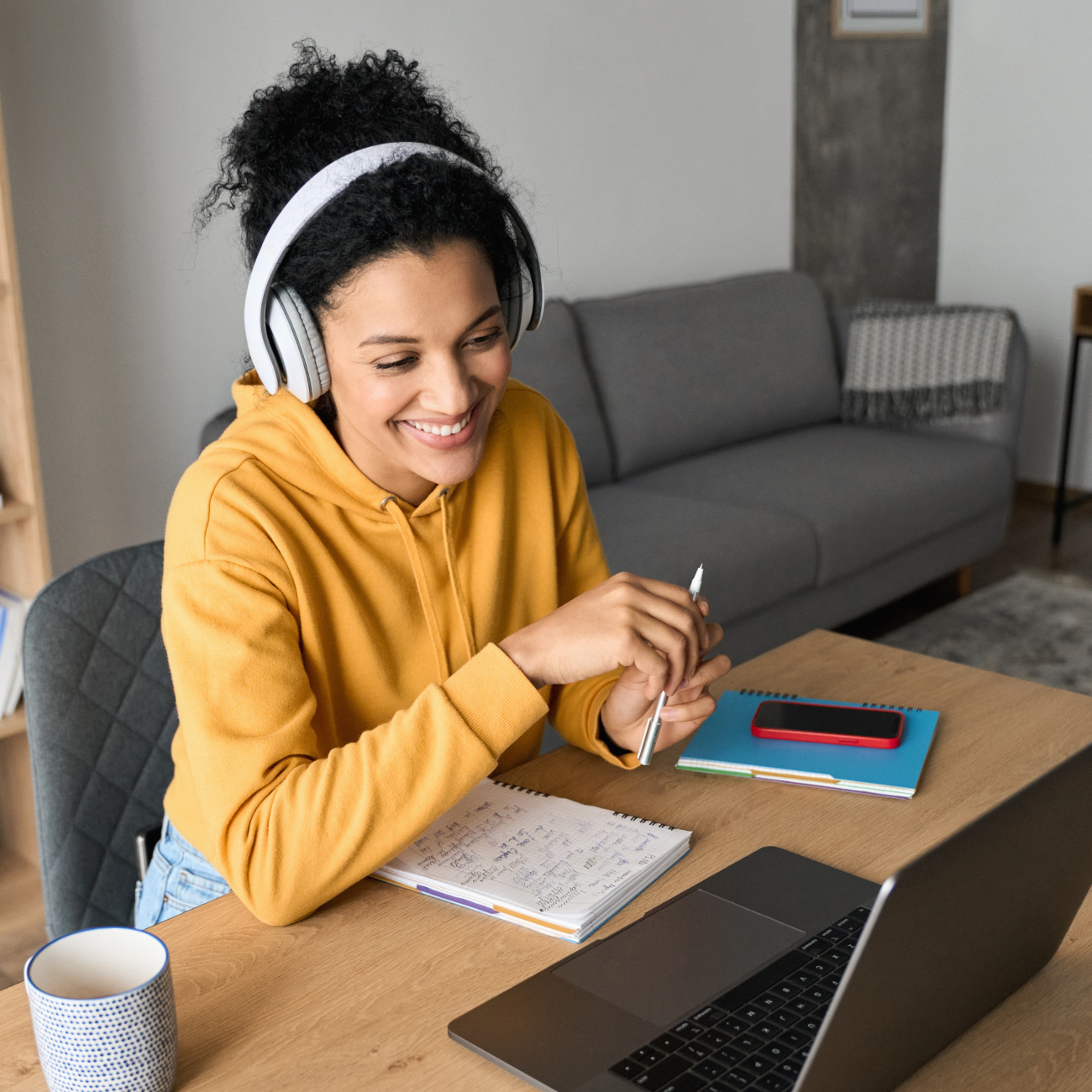 Vrouw die webinar volgt